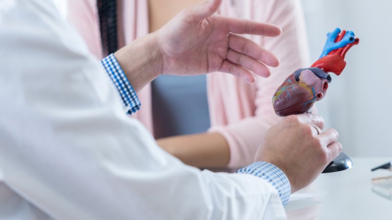 Herz-Op: Kardiologe erläutert operative Methode mit Patientin