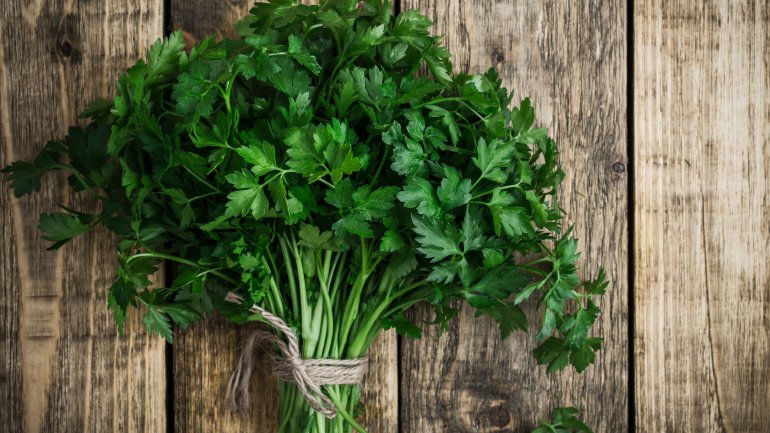 Petersilie: Kräuter enthalten Vitamin K Petersilie: Kräuter enthalten Vitamin K