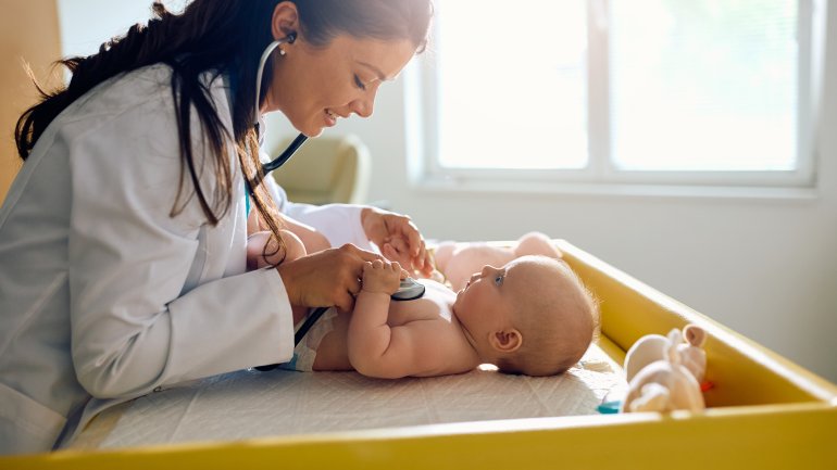 Ärztin untersucht Baby auf Herzprobleme