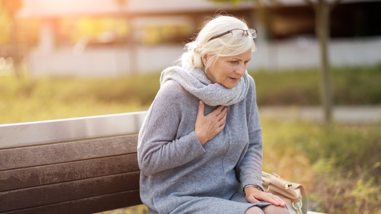 Engegefühl als Herzinfarkt-Symptom von Frauen Engegefühl als Herzinfarkt-Symptom von Frauen