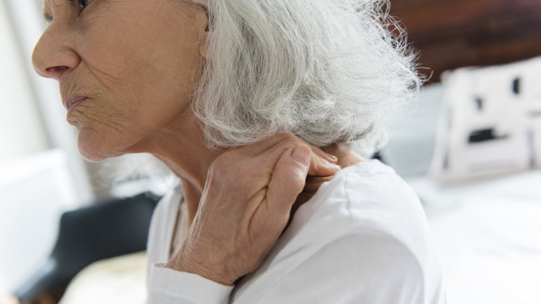 Rückenschmerzen als Herzinfarkt-Anzeichen bei Frauen