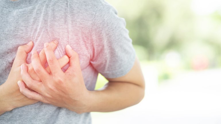 Brennen im Brustbereich: Herzinfarkt-Symptom oder Sodbrennen? Brennen im Brustbereich: Herzinfarkt-Symptom oder Sodbrennen?