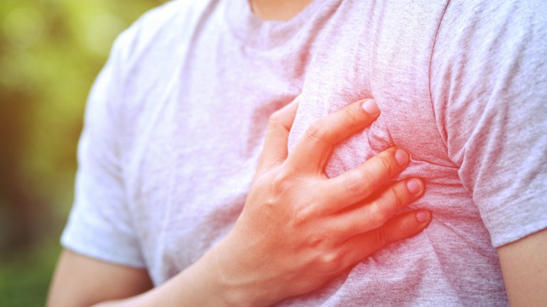 Mann mit Herzinfarkt hat Brustschmerzen 