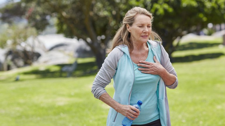 Frau mit Herzinfarkt hat Brustschmerzen