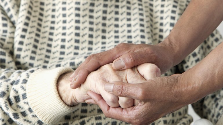 Schlaganfall erkennen: Körperliche Schwäche Schlaganfall erkennen: Körperliche Schwäche