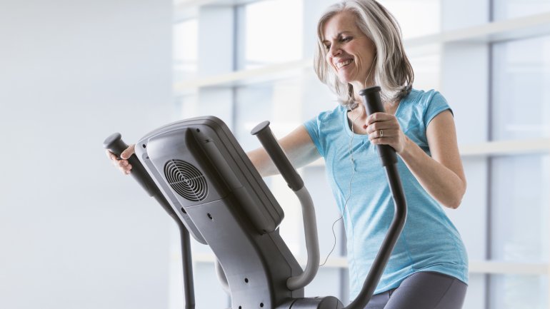 Cardio Training auf dem Crosstrainer Cardio Training auf dem Crosstrainer