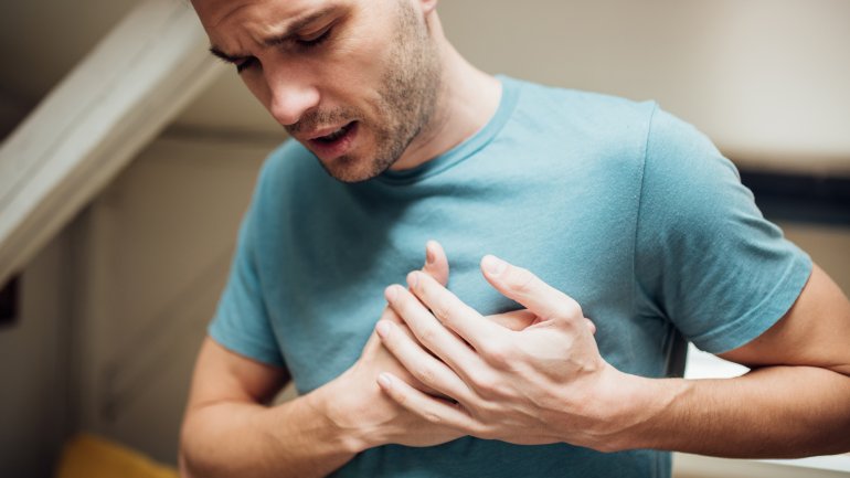 Junger Mann hat Brustschmerzen wegen Herzmuskelentzündung