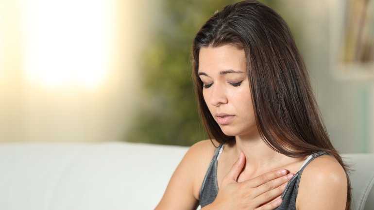 Frau mit Kardiomyopathie hat Schmerzen in der Brust