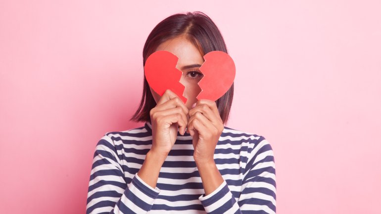 Frau hat ein gebrochenes Herz (Broken-Heart-Syndrom)