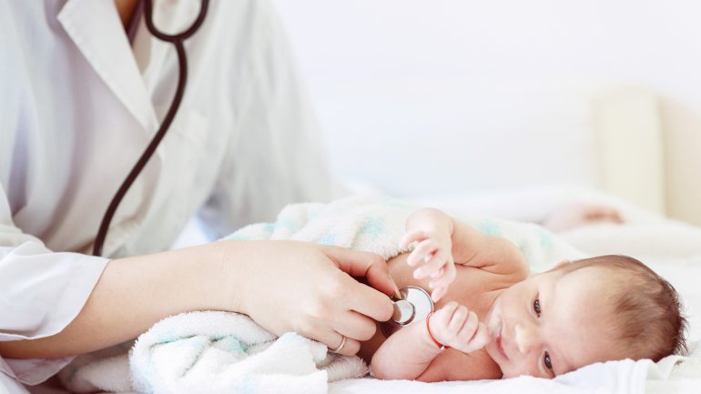 Baby wird auf eine Aortenisthmusstenose untersucht
