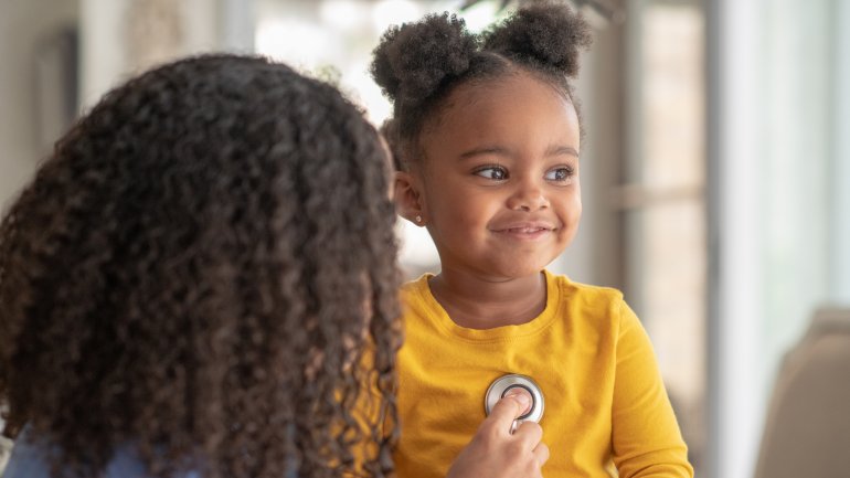 Ärztin untersucht kleines Mädchen auf Herzfehler