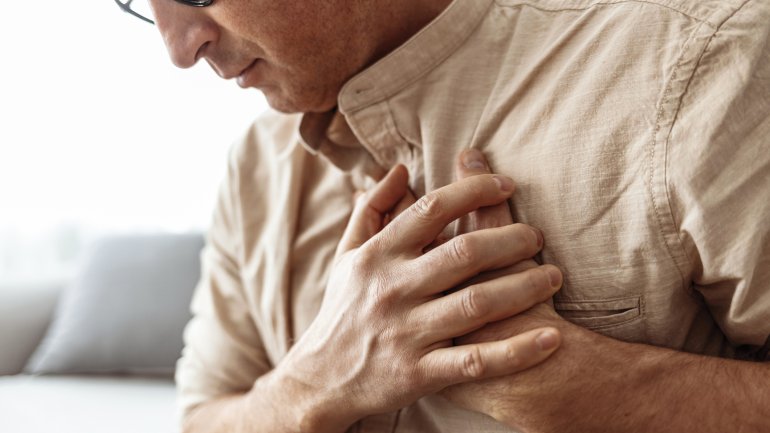 Mann hat wegen einer Lungenembolie Atemnot und Schmerzen in der Brust