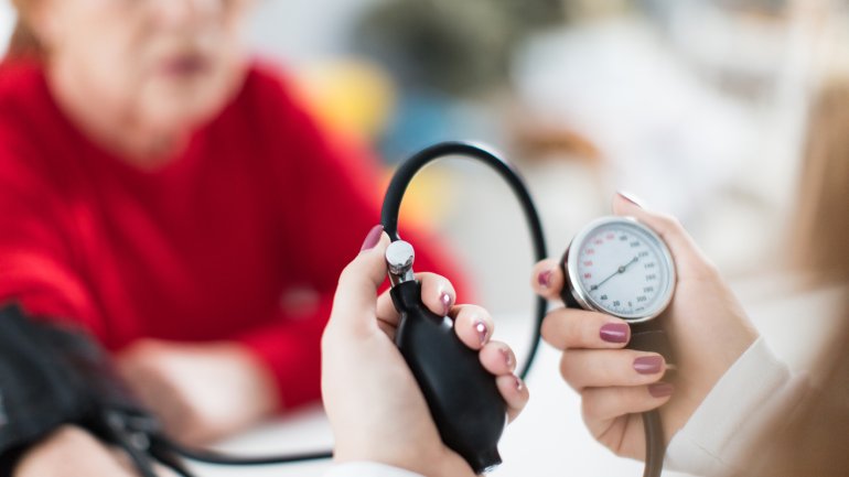 Ärztin misst Blutdruck bei älterer Frau