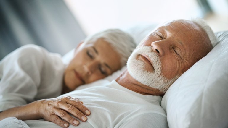 Schlafen mit erhöhtem Oberkörper hilft gegen niedrigen Blutdruck