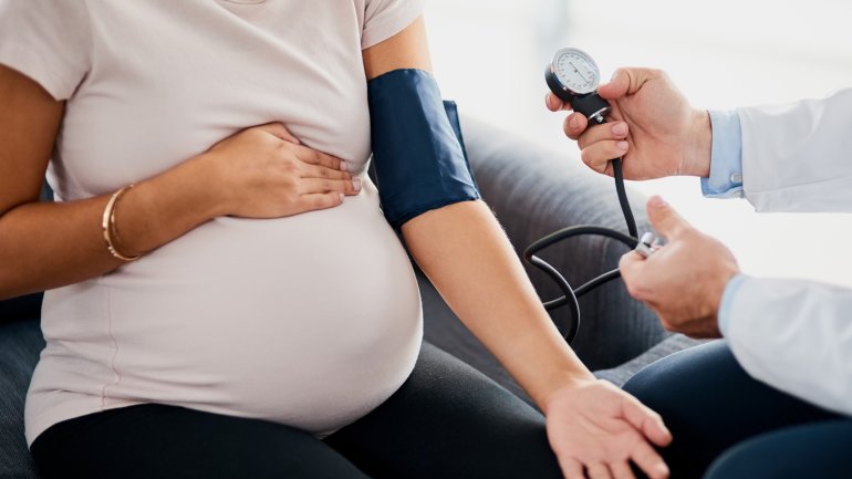 Bei einer schwangeren Frau wird Blutdruck gemessen