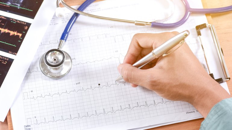 Ein Langzeit-EKG wird gemacht, um seltene Herzrhythmusstörungen zu entdecken